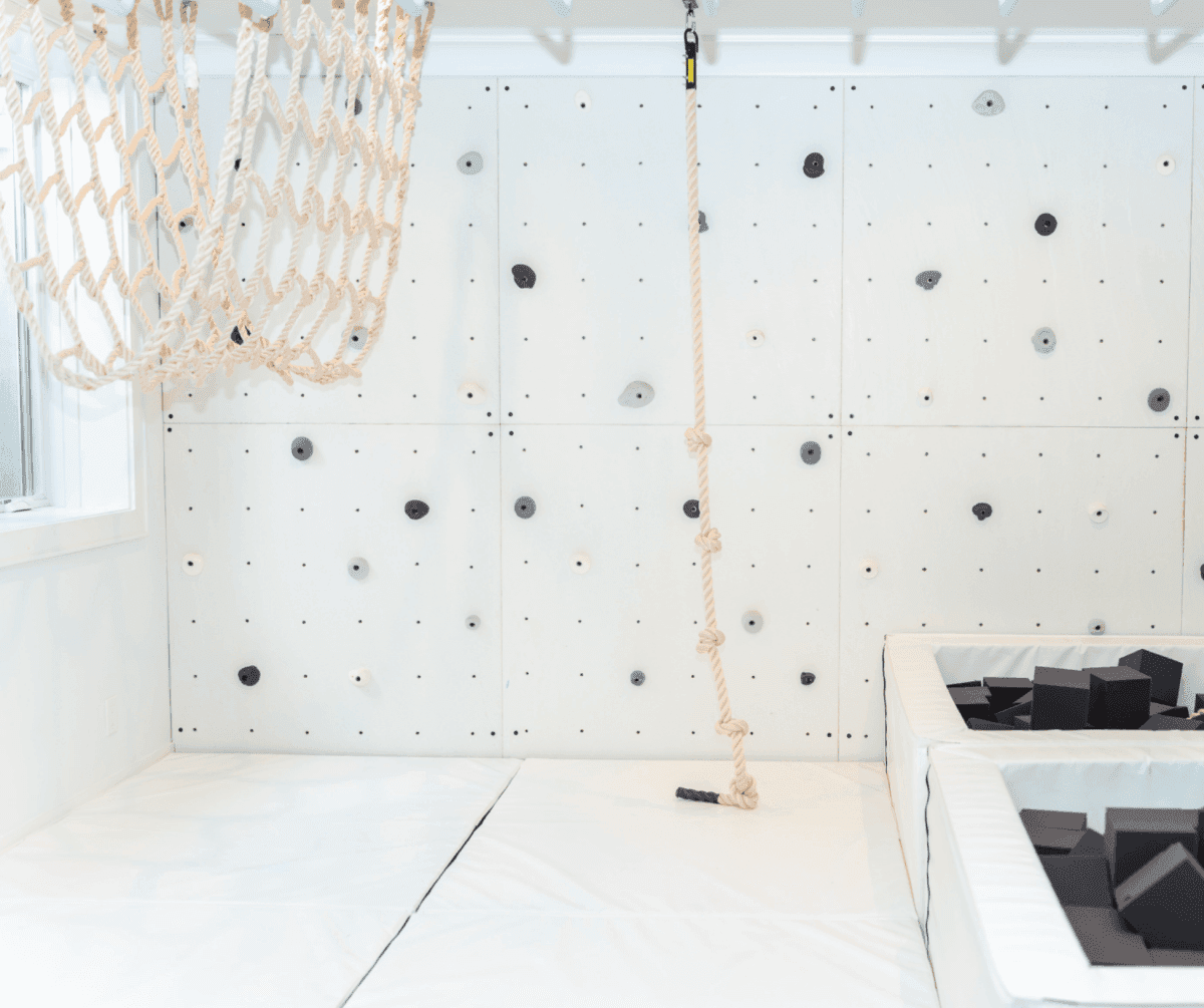 Jammar U-Tunnel Net for playrooms with climbing holds and safety padding for children's play areas