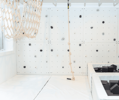 Jammar U-Tunnel Net for playrooms with climbing holds and safety padding for children's play areas